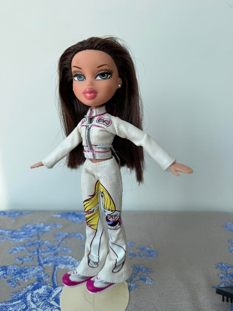 Bratz Play Sportz Race Car Katia 2001, Verzamelen, Poppen, Ophalen of Verzenden, Zo goed als nieuw, Pop