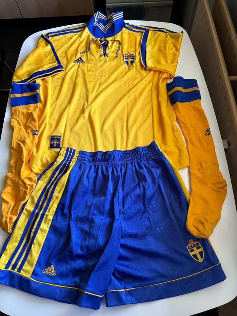 Vintage Zweden Voetbaltenue origineel, Maat L, Ophalen of Verzenden, Zo goed als nieuw, Set