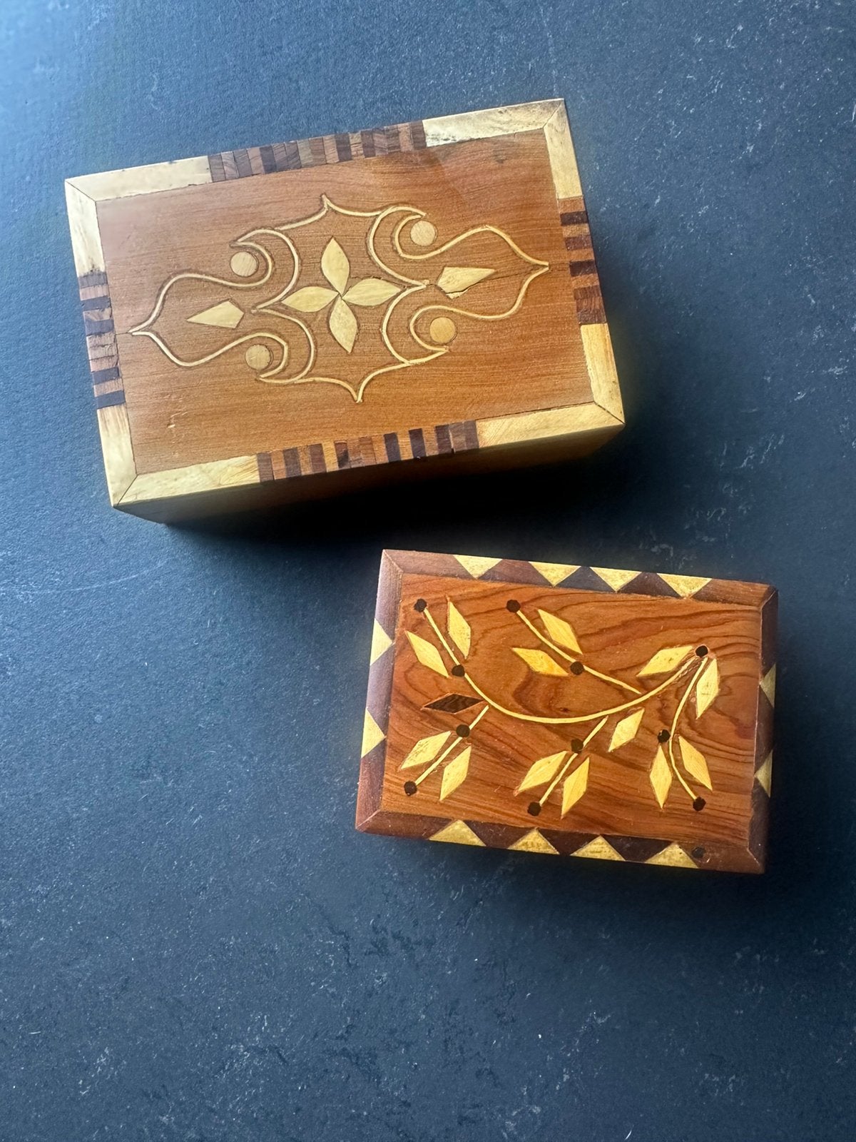2 doosjes met houtsnijwerk, Antiek en Kunst, Kunst | Beelden en Houtsnijwerken, Houtsnijwerk, Minder dan 20 cm, Ophalen of Verzenden