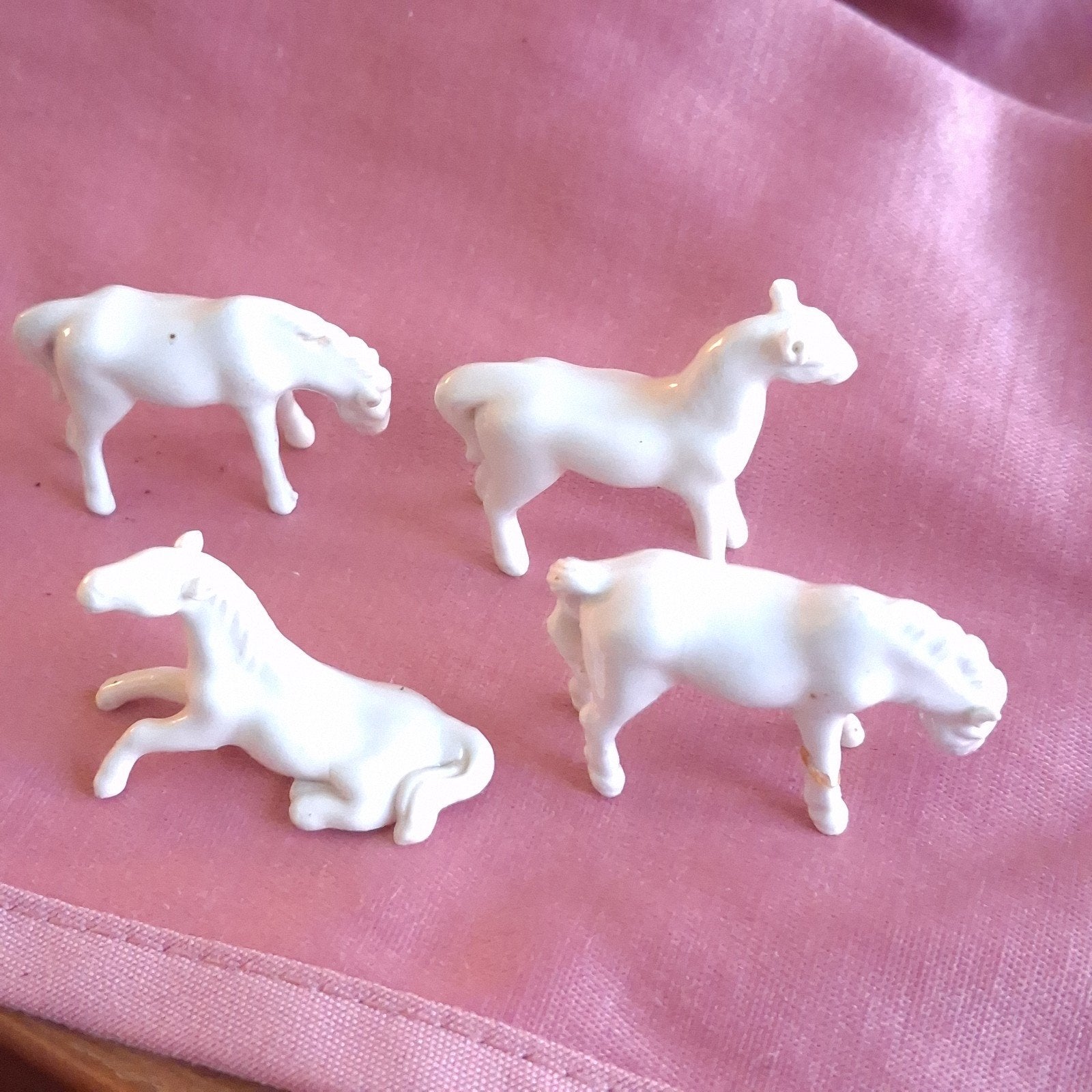 Vier Miniatuur Paardjes Wit Chinees Porselein Blanc de Chine, Verzenden, Wit, Overige materialen