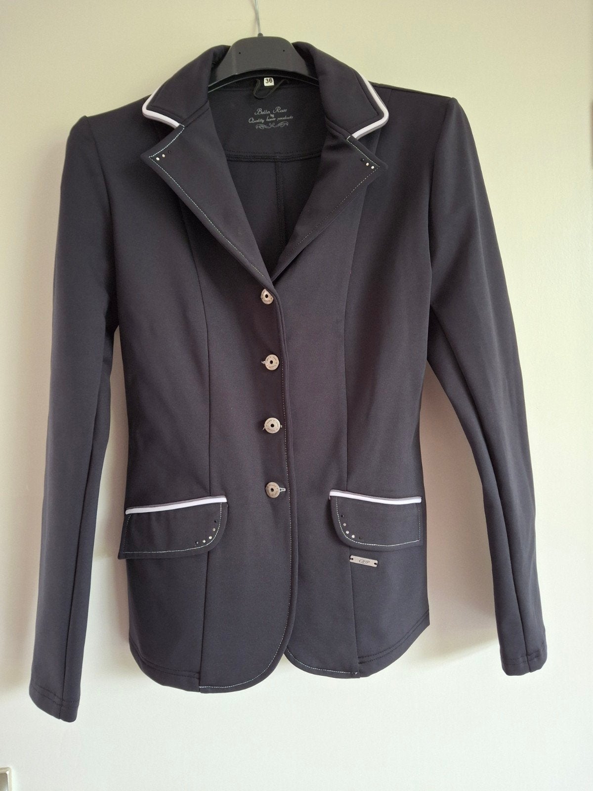 Zgan zwart wedstrijdjas QHP maat 36, Dressuur, Ophalen of Verzenden, Zo goed als nieuw, Dames