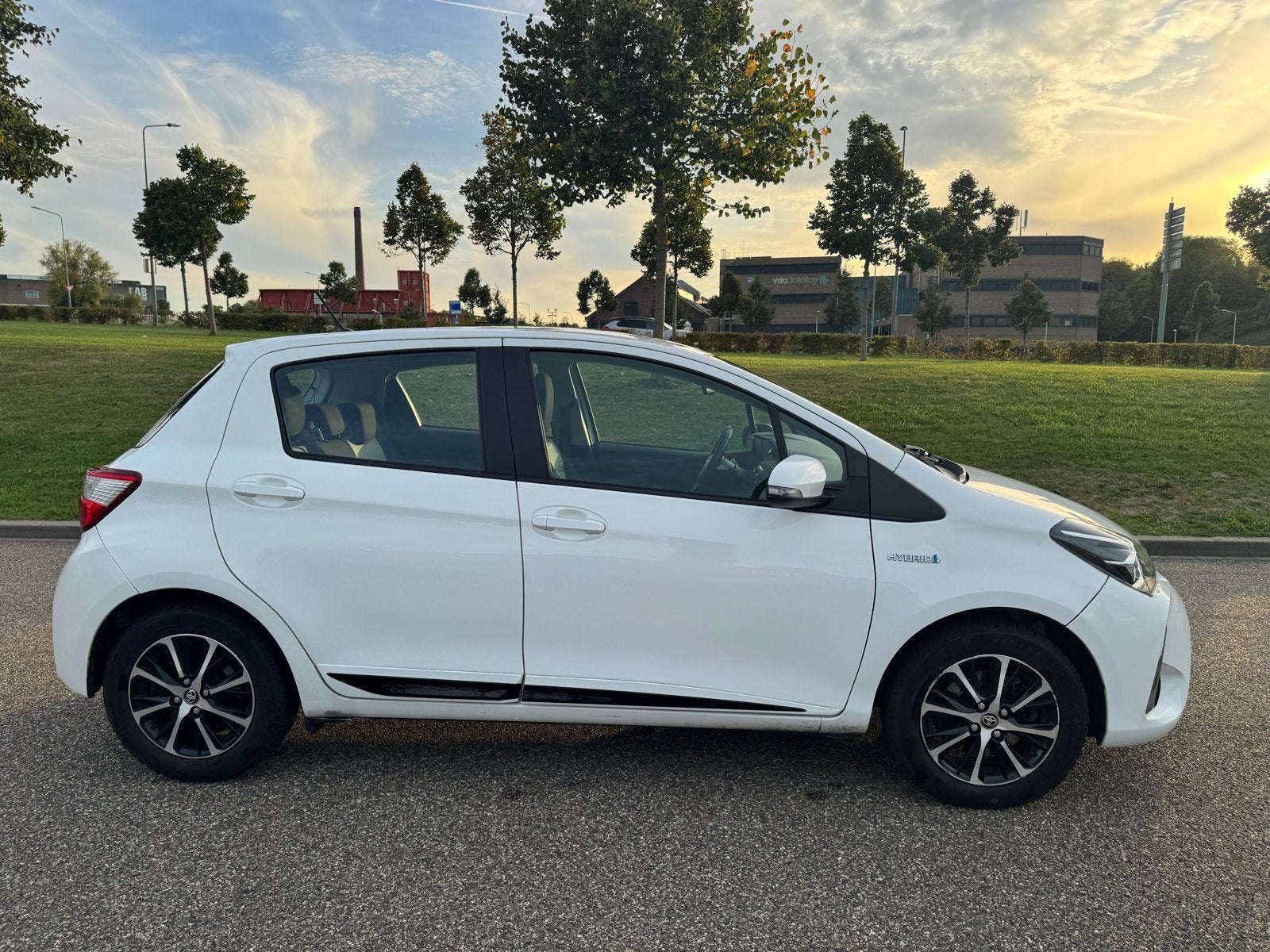 Foto 5 van Toyota Yaris 1.5 Hybrid 100pk 5D CVT 2018 Wit