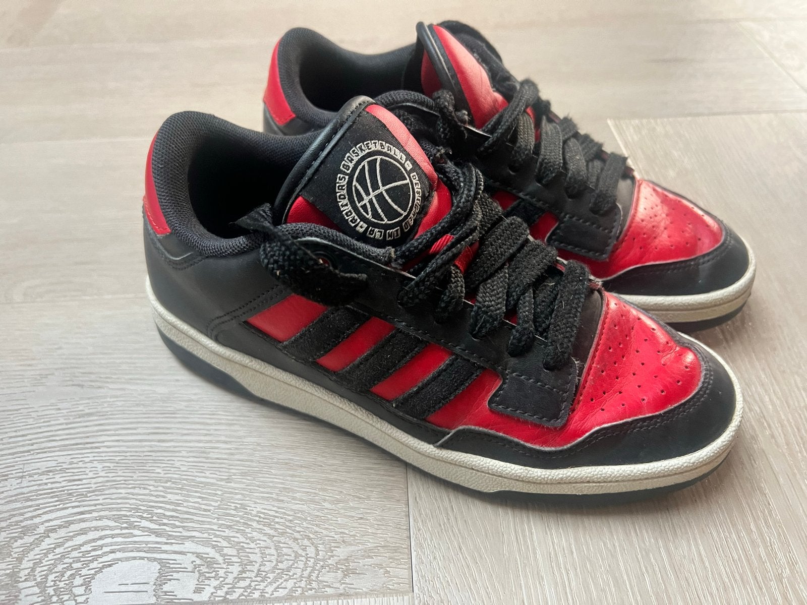 Adidas basketbal sneakers - rood/zwart - maat 37,5, Ophalen, Gebruikt, Jongen, Sportschoenen