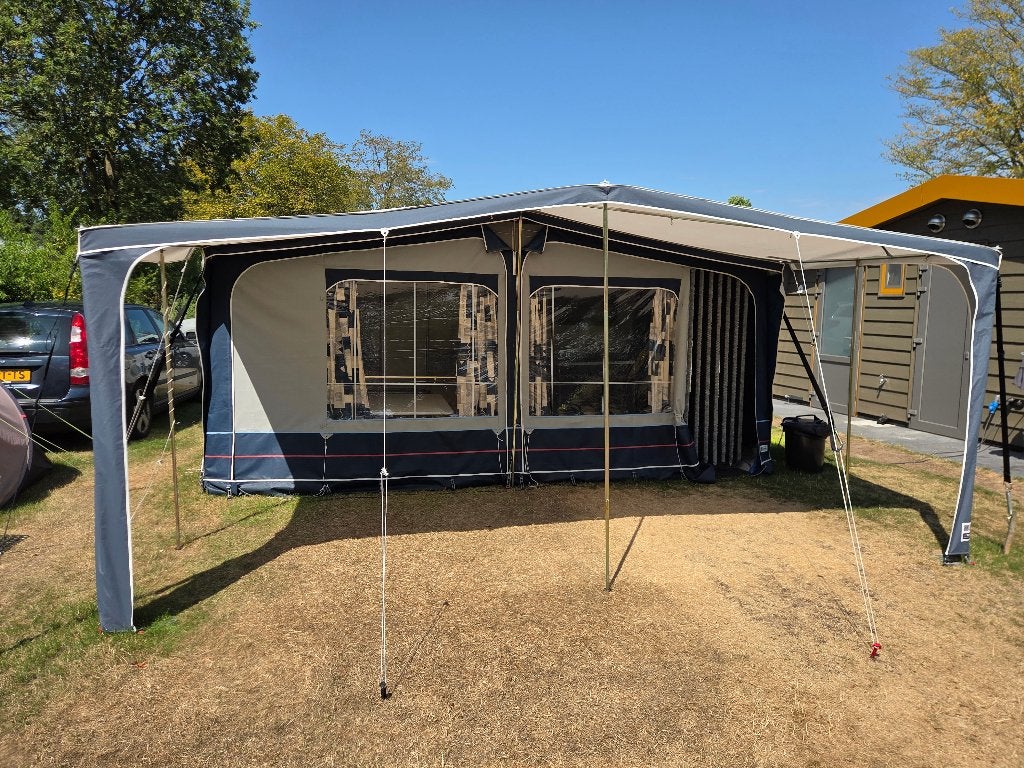 Caravan Adria Unica 431 UH, Kachel, Rondzit, Omvormbare zithoek, 750 - 1000 kg