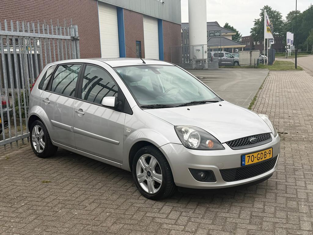 Ford Fiesta 1.3-8V Futura XL 69PK 5 DEURS! NL AUTO NAP! AIRC, Auto's, 1299 cc, Stof, Zwart, 4 cilinders