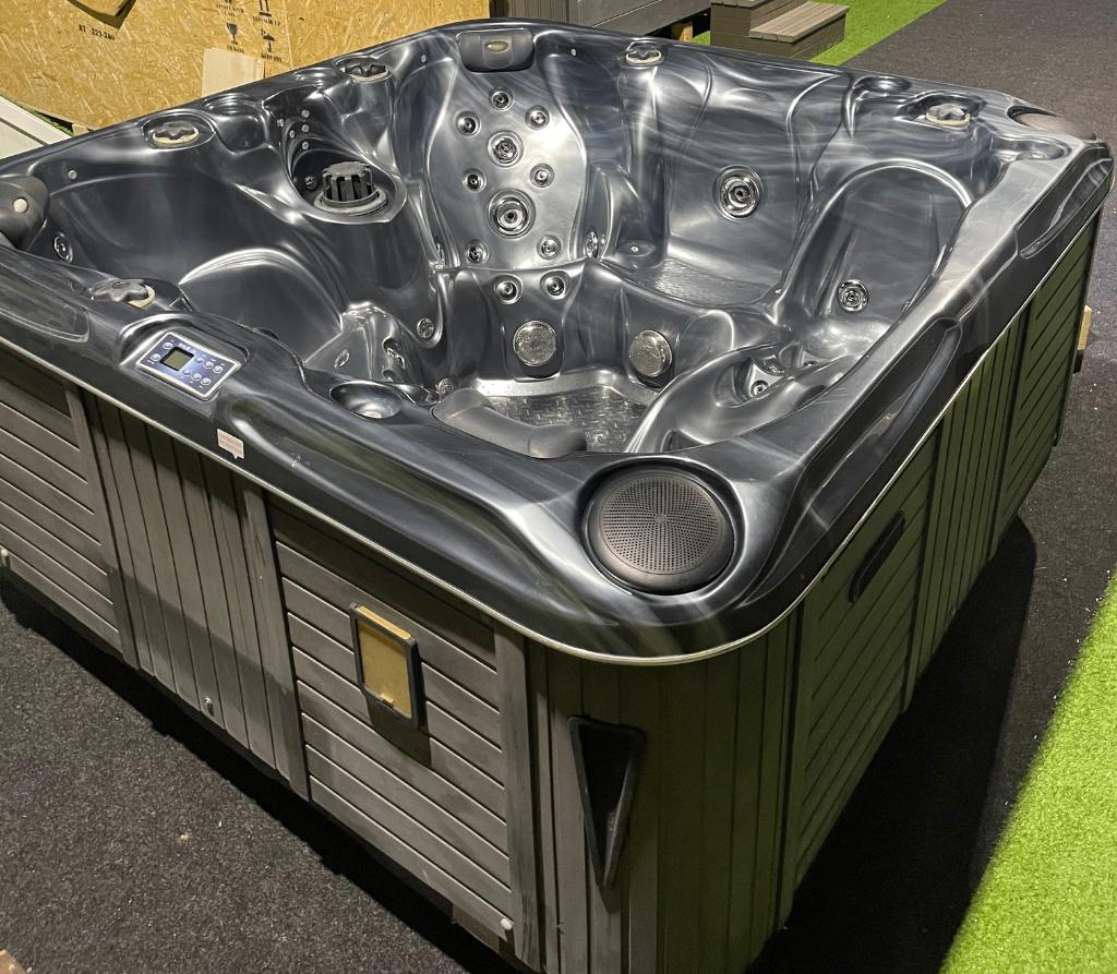 Jacuzzi Solace incl. garantie en gratis liftsysteem!, Ophalen, Gebruikt, Filter, Vast