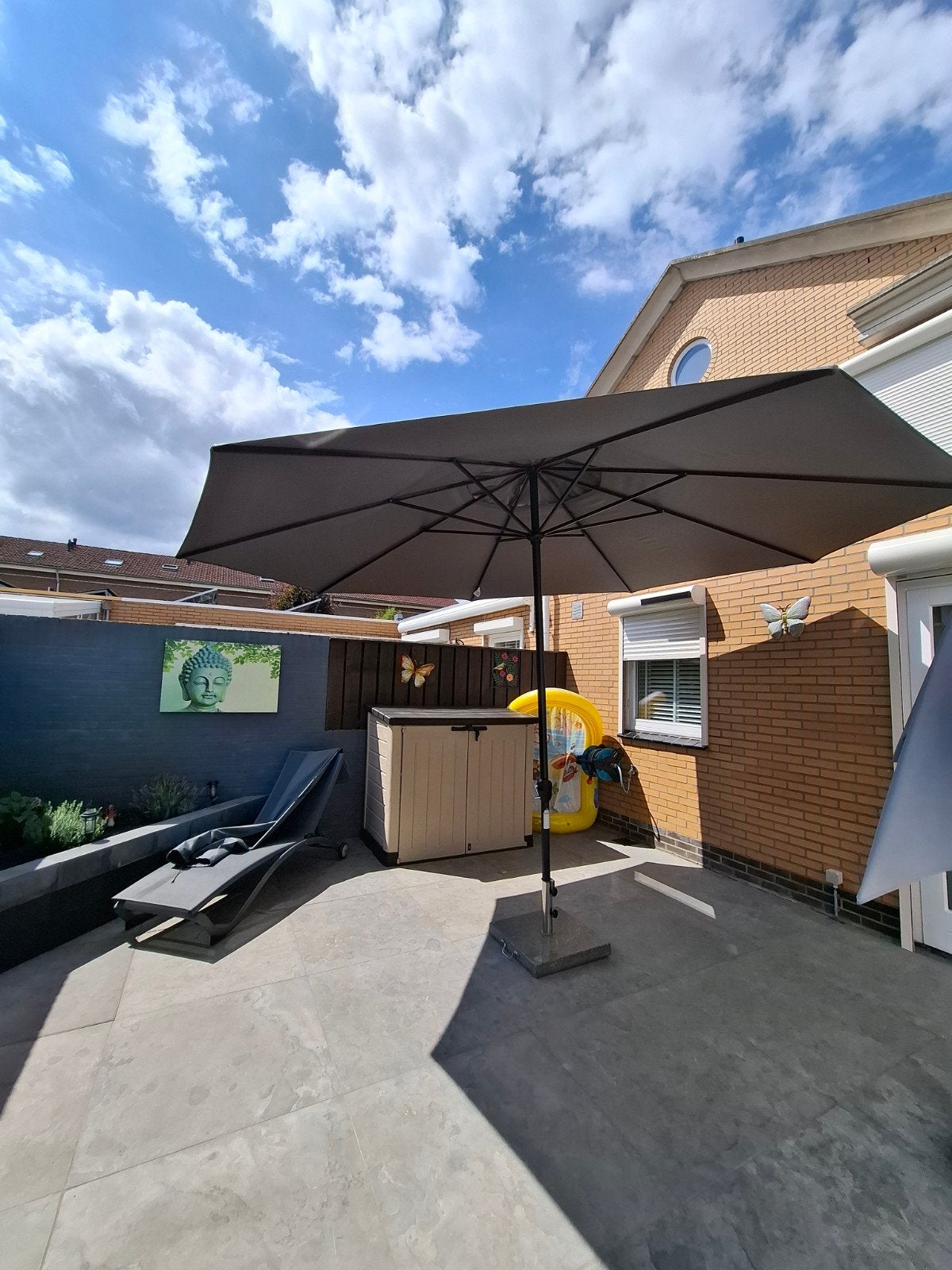 Parasol 400 cm doorsnee met hoes  en massieve voet, Ophalen, Kantelbaar, Zo goed als nieuw, Stokparasol