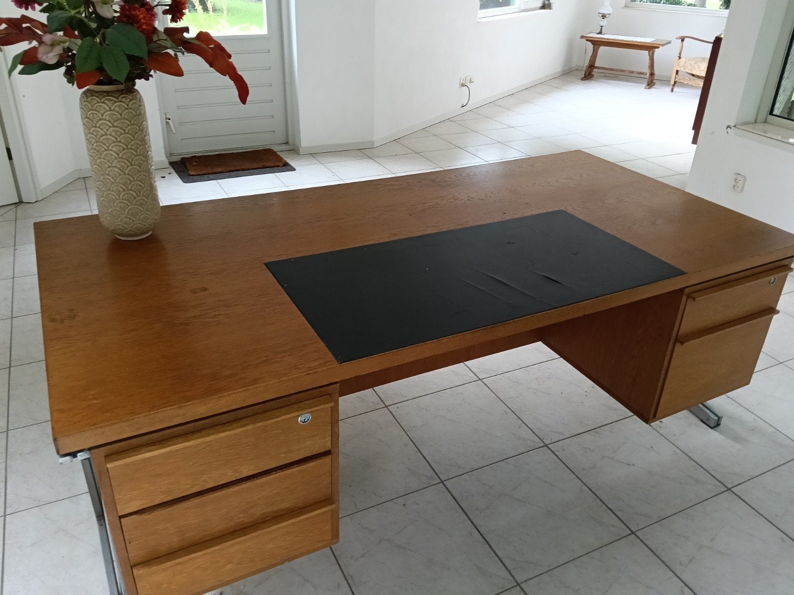 Vintage houten bureau met lades en metalen onderstel, Gebruikt, Hout, Ophalen of Verzenden, Overige merken