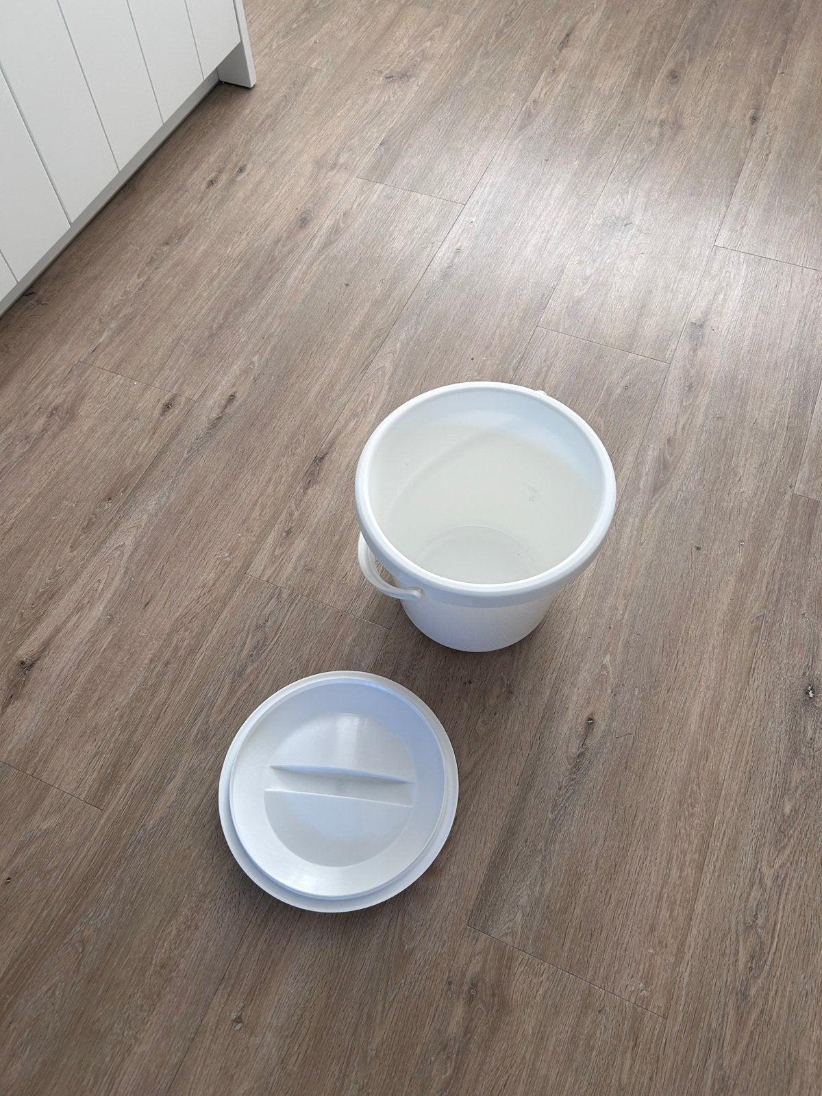 Toiletemmer met deksel en handgreep, Huis en Inrichting, Emmers, Ophalen, Zo goed als nieuw, Kunststof, Met deksel