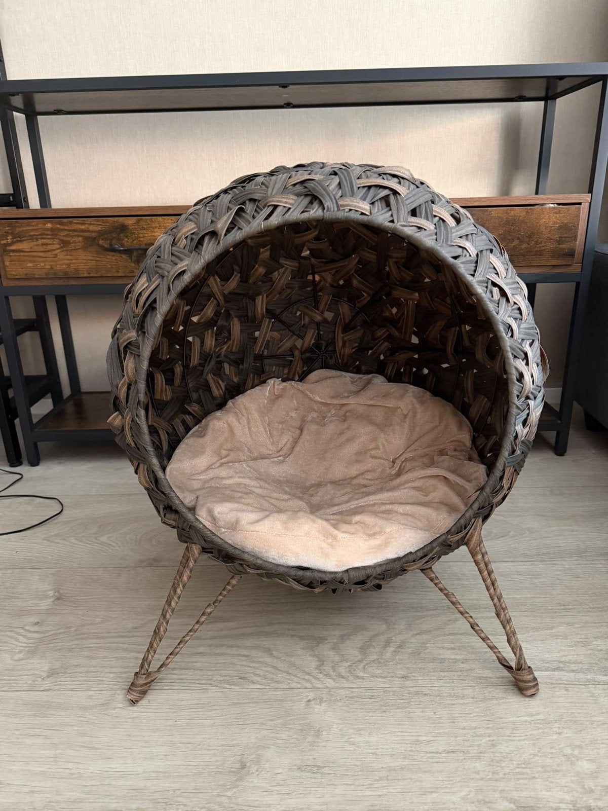 Rattan kattenhuis, Ophalen