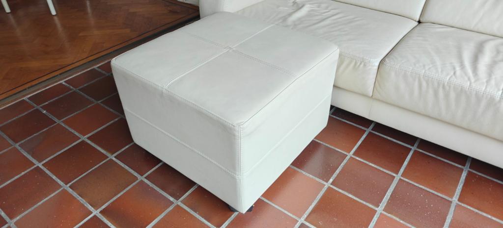 Crème leren hocker, Huis en Inrichting, Banken | Voetenbanken en Poefen, Ophalen, Modern, Klassiek, Leer, Zo goed als nieuw