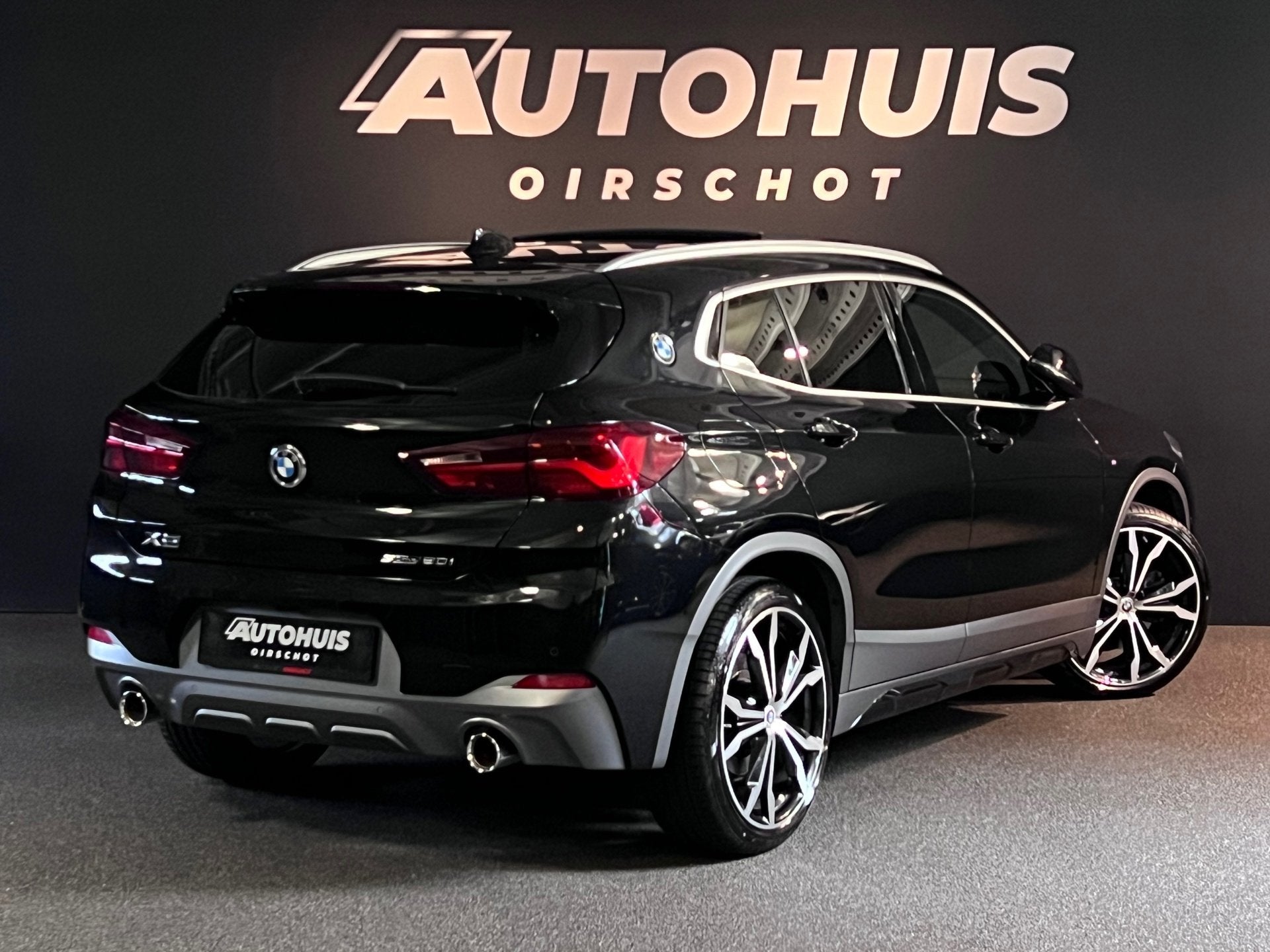 BMW X2 SDrive20i High Executive M Edition Pano/ Headup/ Trek, 1435 kg, Leder en Stof, Zwart, Bedrijf