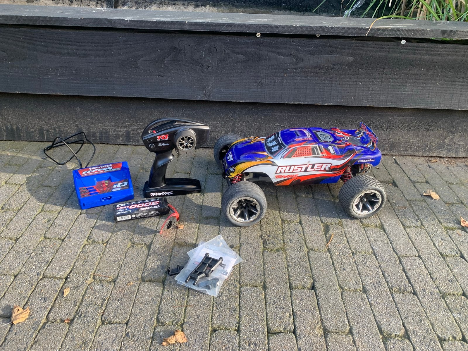 Traxxas Rustler RC Auto met Accu, Lader en Afstandsbediening, Zo goed als nieuw, Schaal 1:10, Auto onroad, RTR (Ready to Run)
