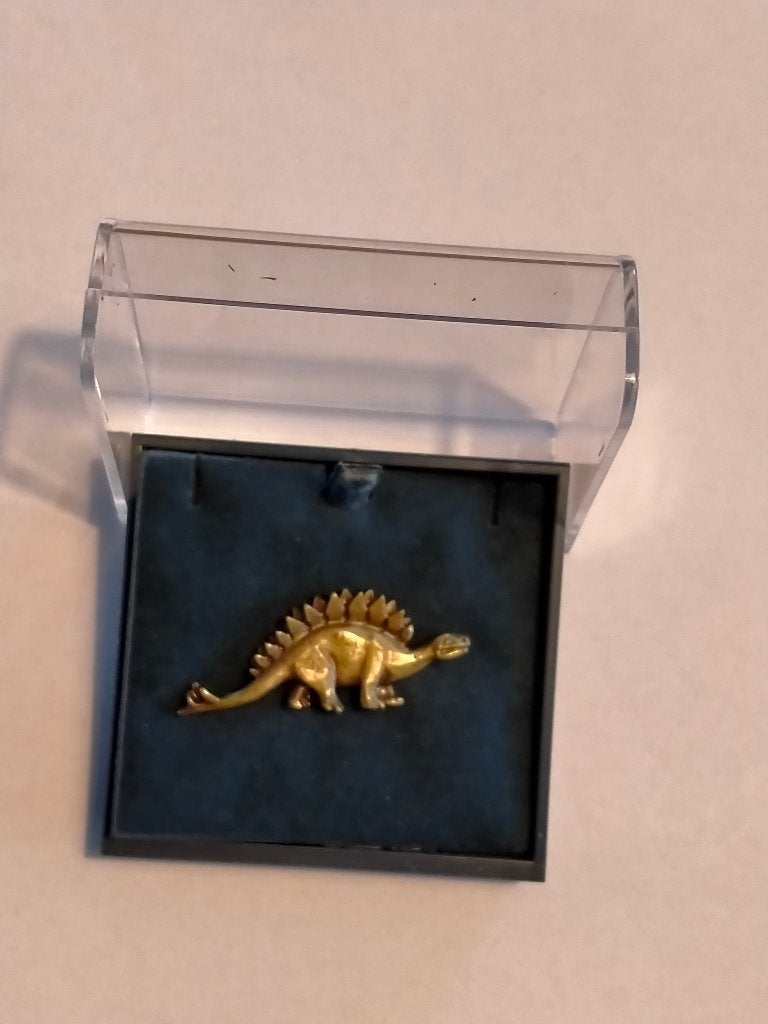 Stegosaurus Dino Dinosaurus pin goudkleurig, Verzamelen, Speldjes, Pins en Buttons, Zo goed als nieuw, Verzenden