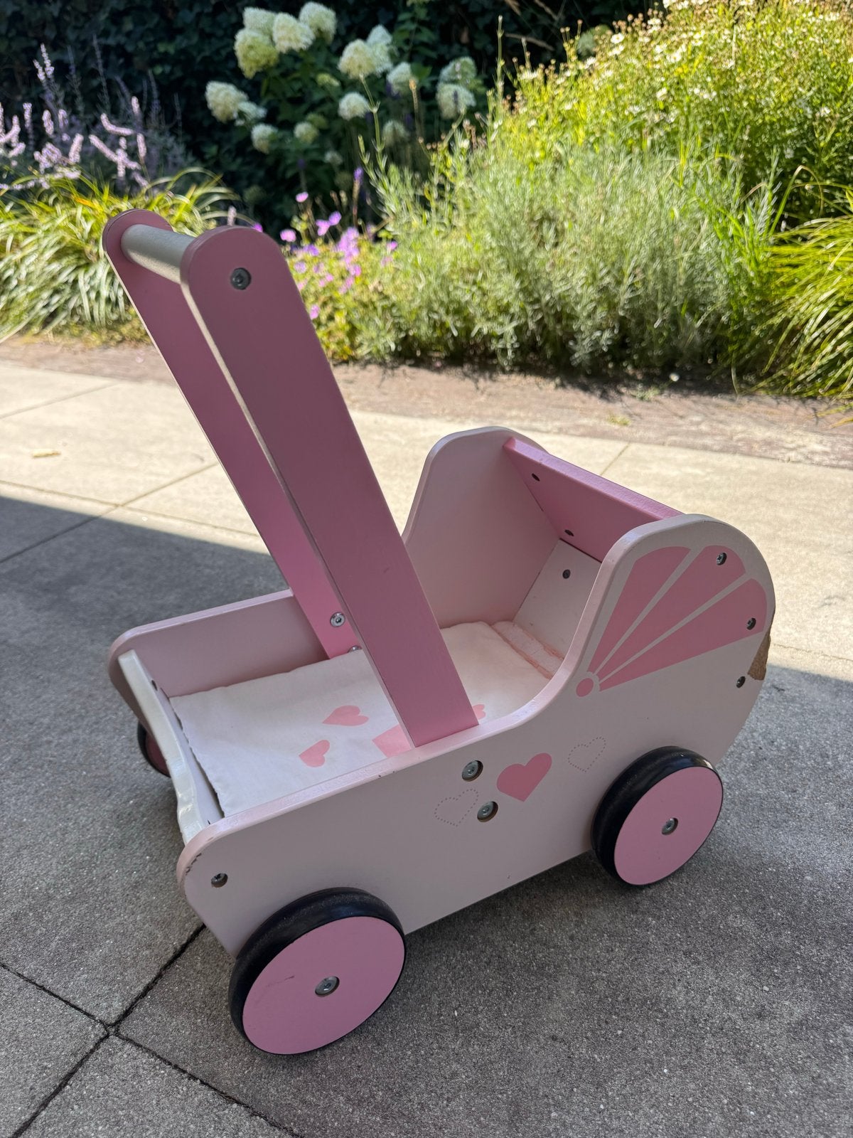 Roze houten poppenwagen / loopwagen met hartjes, Ophalen, Gebruikt, Babypop