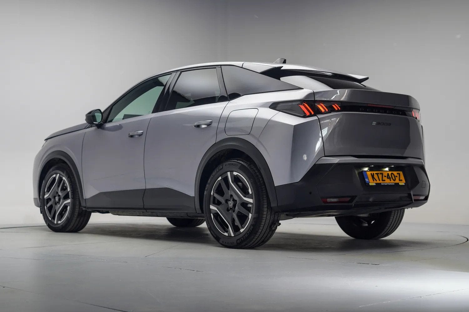 Peugeot E-3008 Allure 73 kWh SOH 97% [ Navi Apple/Android Cr, Auto's, 0 cilinders, Leder, SUV of Terreinwagen, Te koop