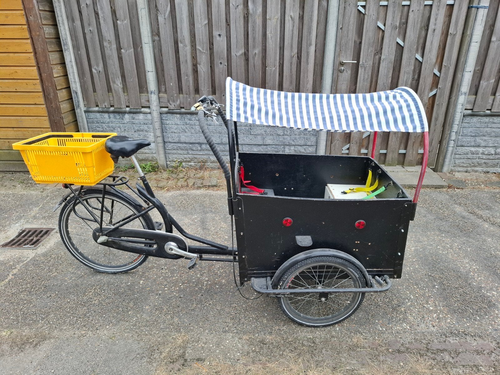 Bakfiets met huif - bandje loopt langzaam leeg, Fietsen en Brommers, 4 kinderen of meer, Gebruikt, Huif, Velgrem