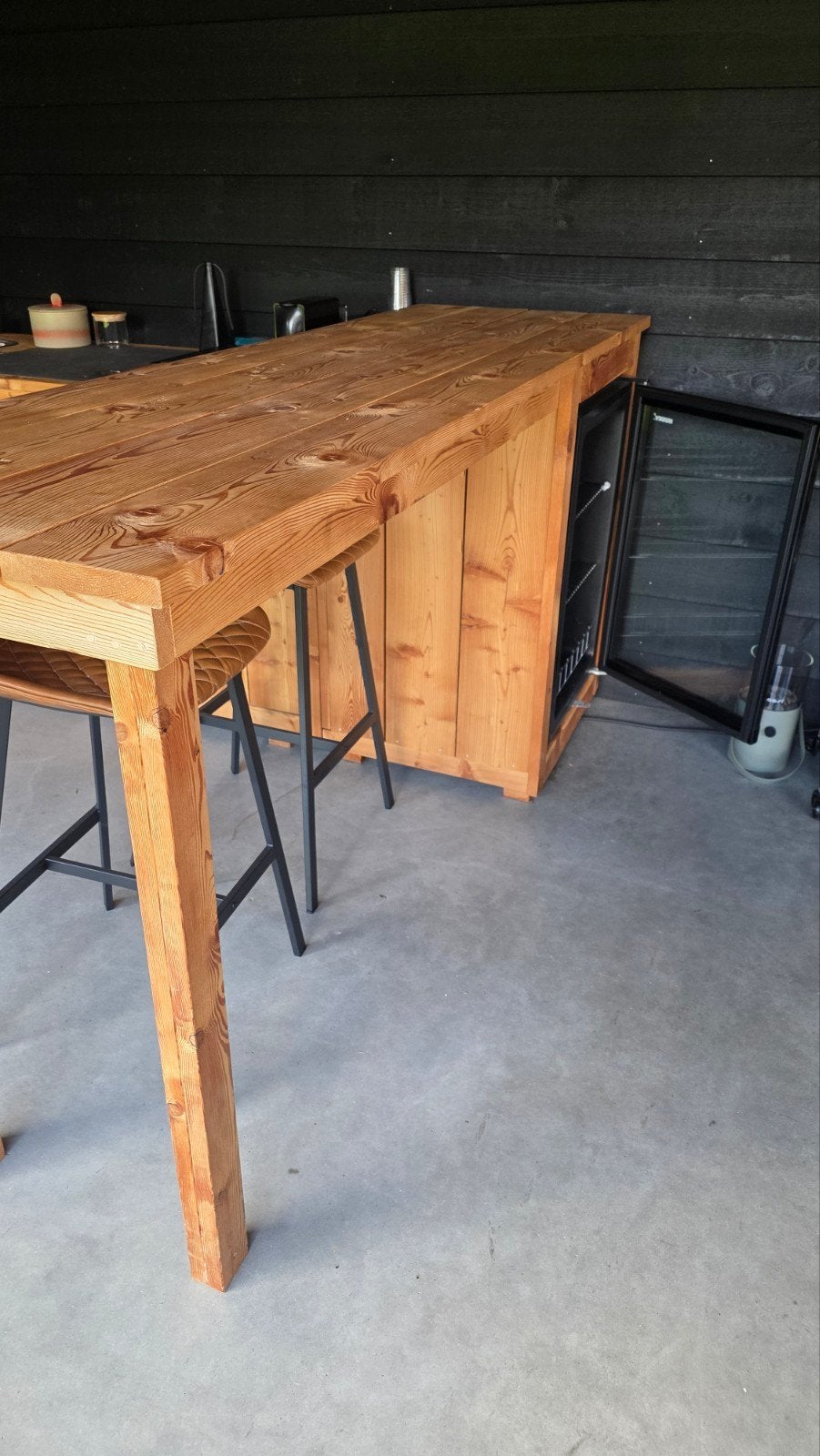 Houten bar met koelkast en barkrukken (215x65x112cm), Ophalen of Verzenden, Zo goed als nieuw, Inclusief barstoelen