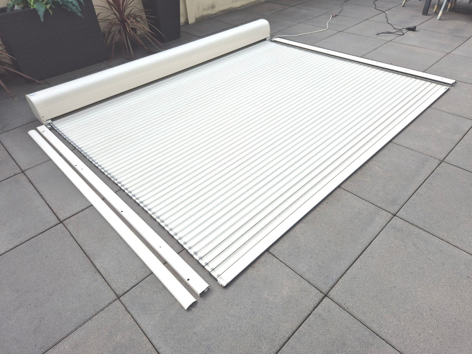 Electrische 2,55 x 2,11 groot rolluik, Ophalen, 200 cm of meer, Wit, Zo goed als nieuw