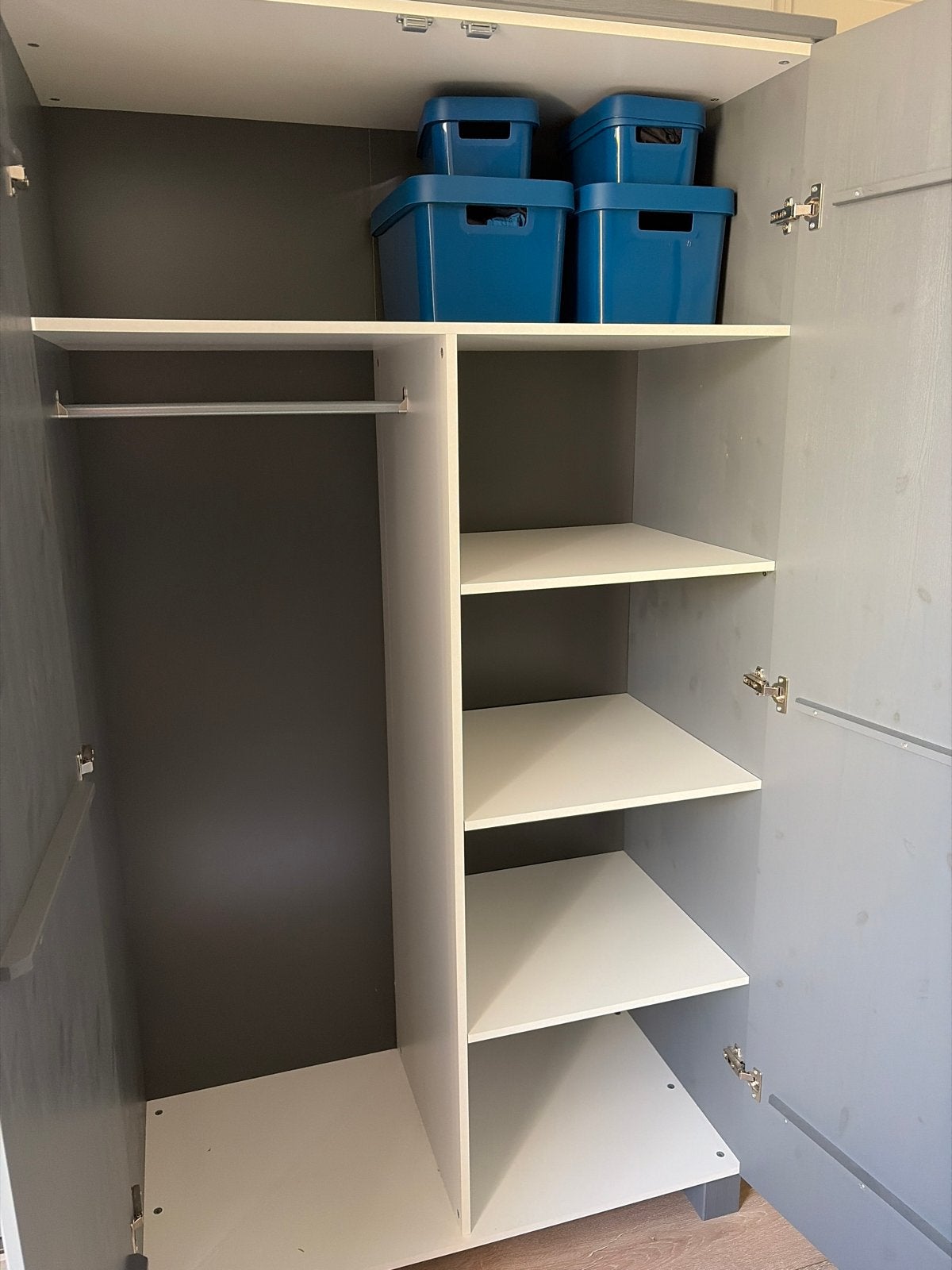 Grijze kledingkast met hang- en legruimte, Gebruikt, 150 tot 200 cm, Overige houtsoorten, 50 tot 100 cm
