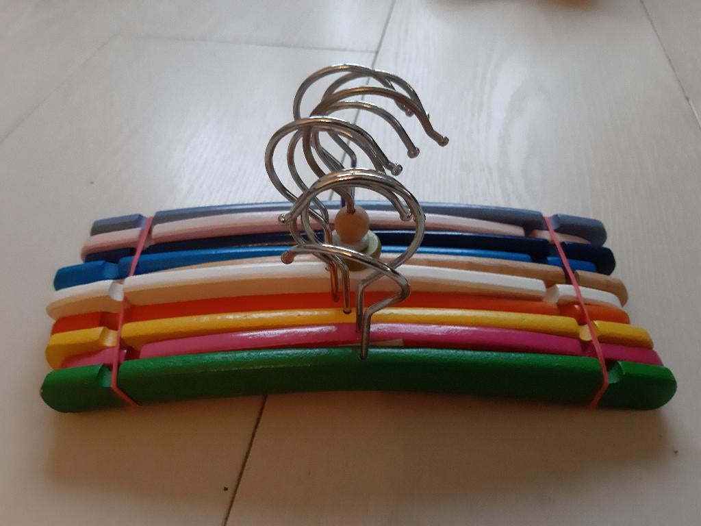 houten kleerhangers kind HEMA regenboog, Ophalen of Verzenden, Gebruikt, Hema