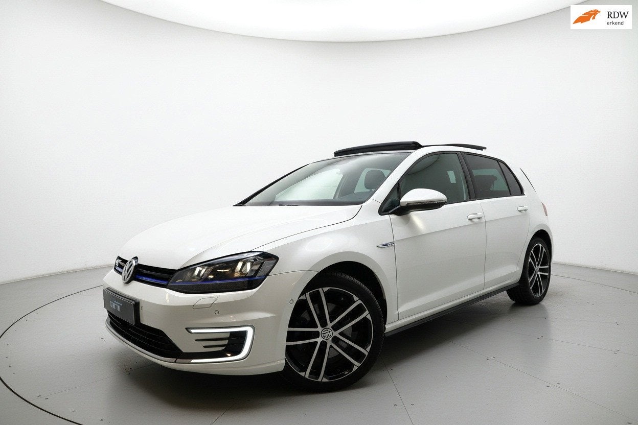 Volkswagen Golf 1.4 TSI GTE PANO LEER SFEER CAM ACC STOELV, 8 kWh, Gebruikt, 4 cilinders, Wit