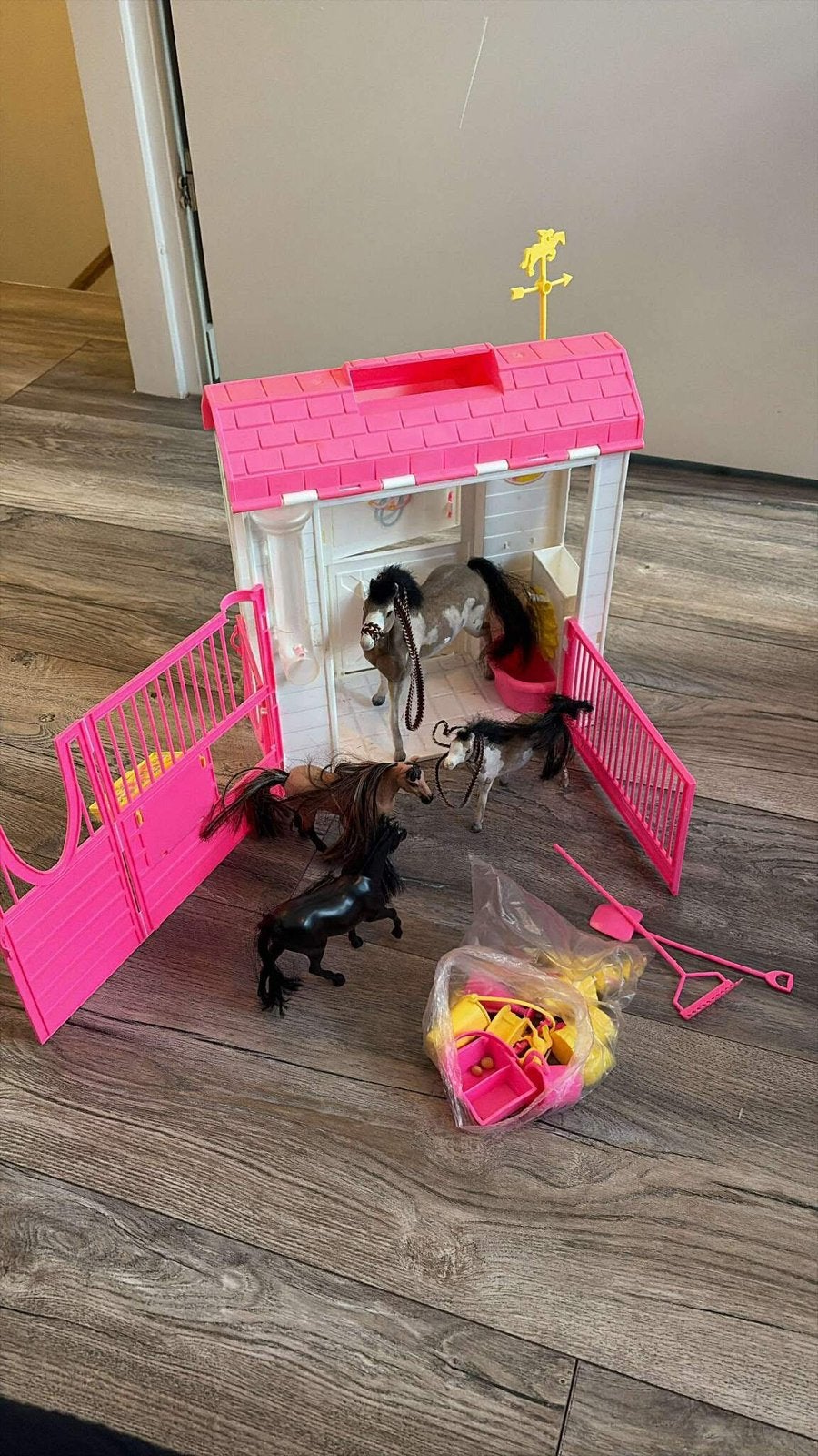 Barbie paardenstal, Dieren en Toebehoren