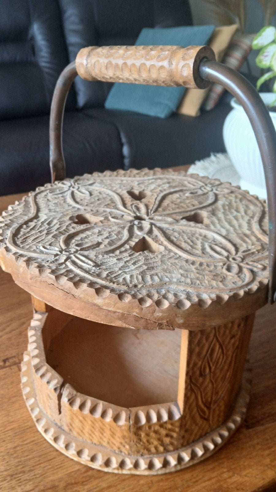 Handgemaakte houten stoof met decoratieve gravures, Ophalen
