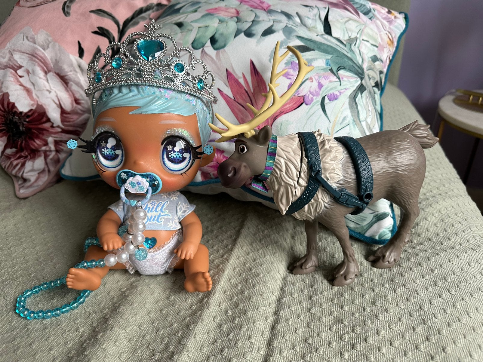 Mooie Elsa babypop met rendier, Kinderen en Baby's, Speelgoed | Poppen, Ophalen of Verzenden, Zo goed als nieuw, Babypop