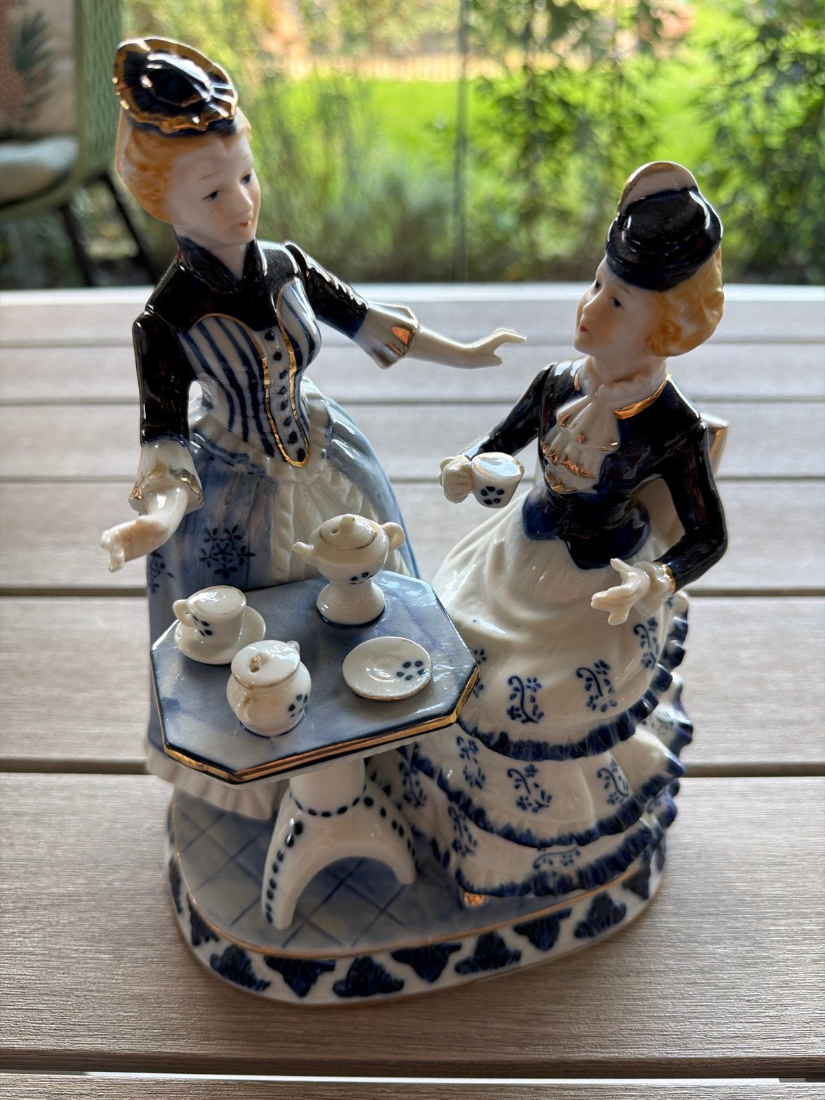 Vintage Porseleinen Beeldje: Dames aan de Thee, Ophalen of Verzenden