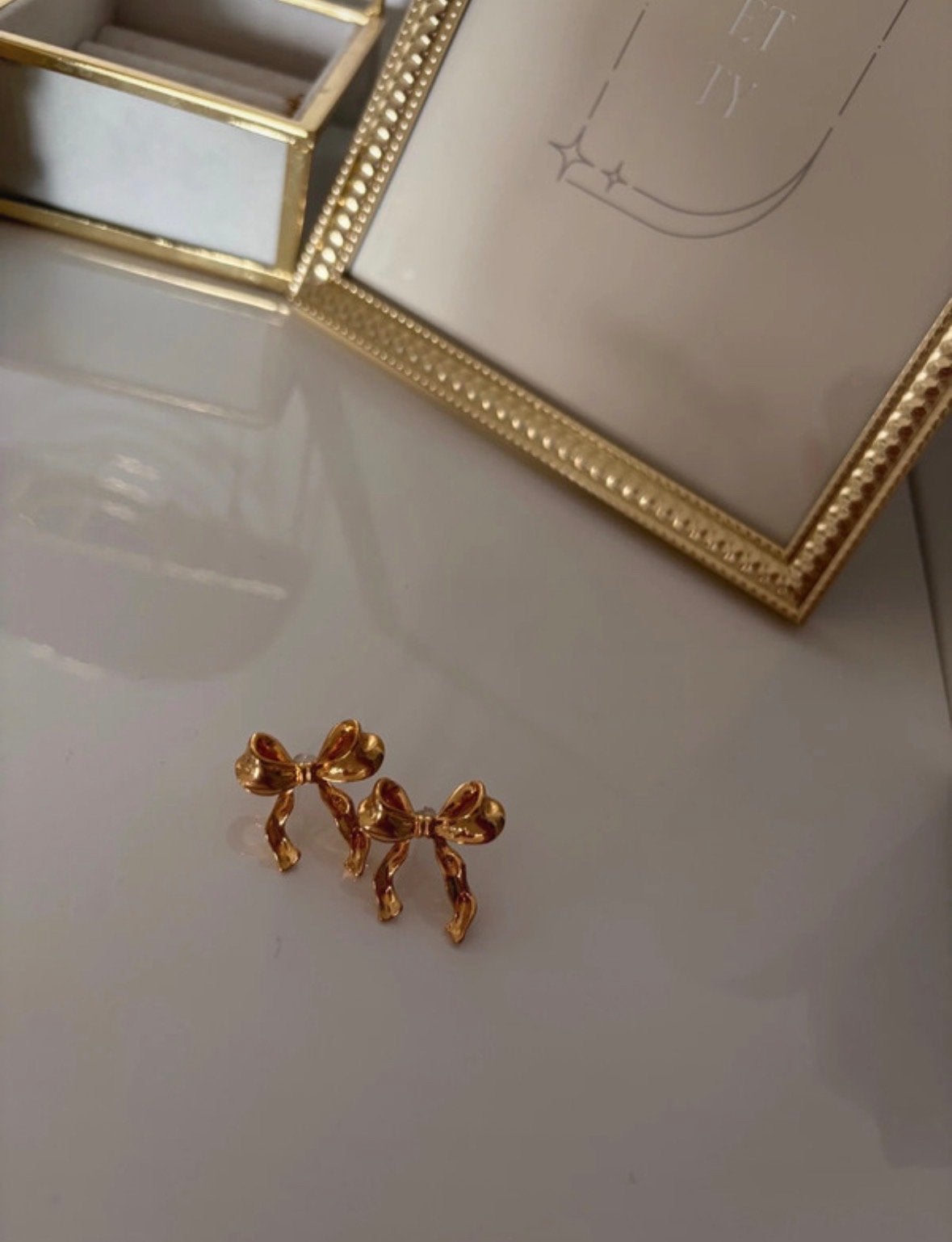 Gouden Strikjes Oorbellen - Roestvrij Staal, Sieraden, Tassen en Uiterlijk, Ophalen of Verzenden, Nieuw, Goud, Knopjes of Stekers
