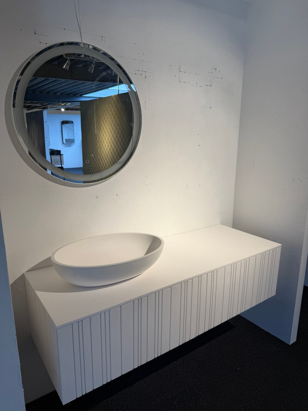 Luxe Badkamermeubel met Solid Surface Waskom en Spiegel, Huis en Inrichting, Badkamer | Badkamermeubels, Ophalen, Nieuw, 50 tot 100 cm