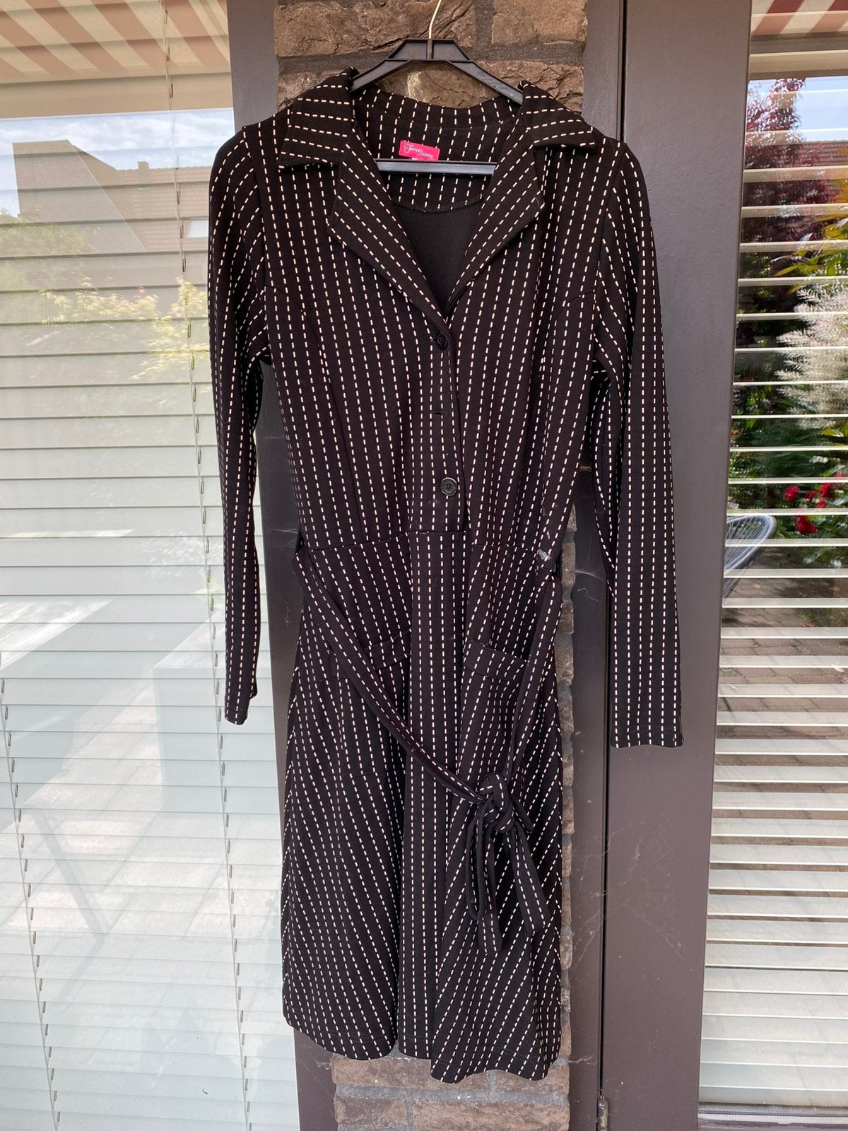 Tante Betsy Dress Vera Lynn Pinstripe Black, maat M., Kleding | Dames, Zwart, Zo goed als nieuw, Knielengte, Ophalen