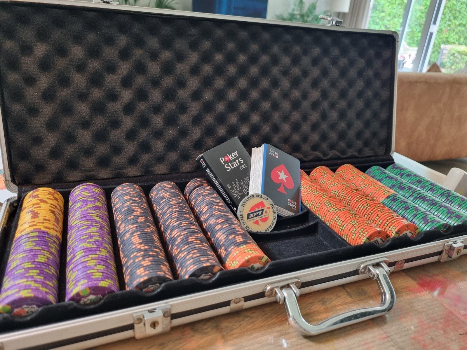Desert Sands Casino Poker Set met 500 chips en koffer, Hobby en Vrije tijd, Gezelschapsspellen | Overige, Vijf spelers of meer