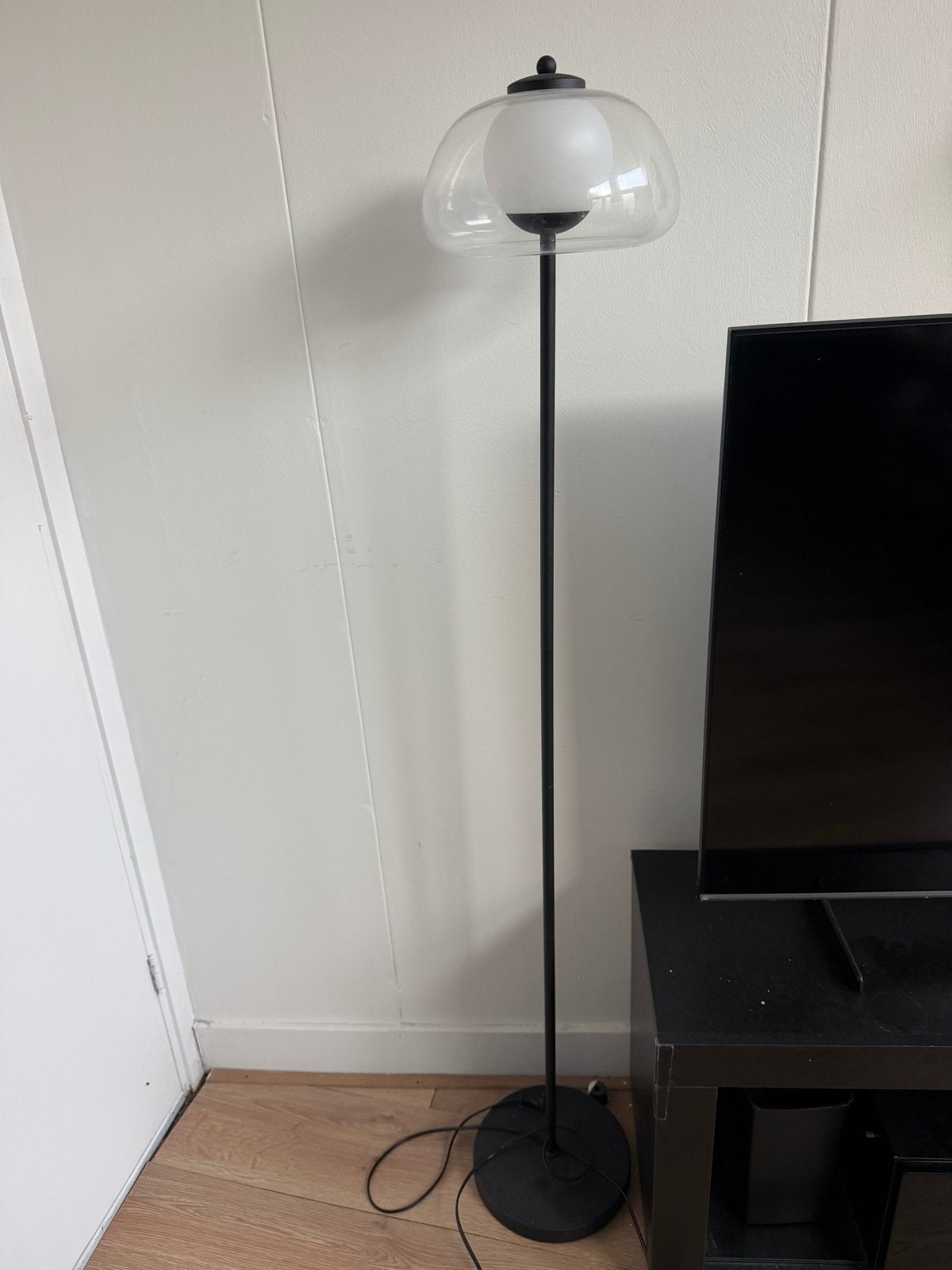 Moderne vloerlamp met glazen kap, 150 tot 200 cm, E27 (groot), Ophalen of Verzenden, Glas