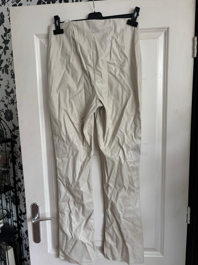 H&M Divided Crèmekleurige Broek met Splitjes, Maat 38/40 (M), Verzenden, Beige, Zo goed als nieuw