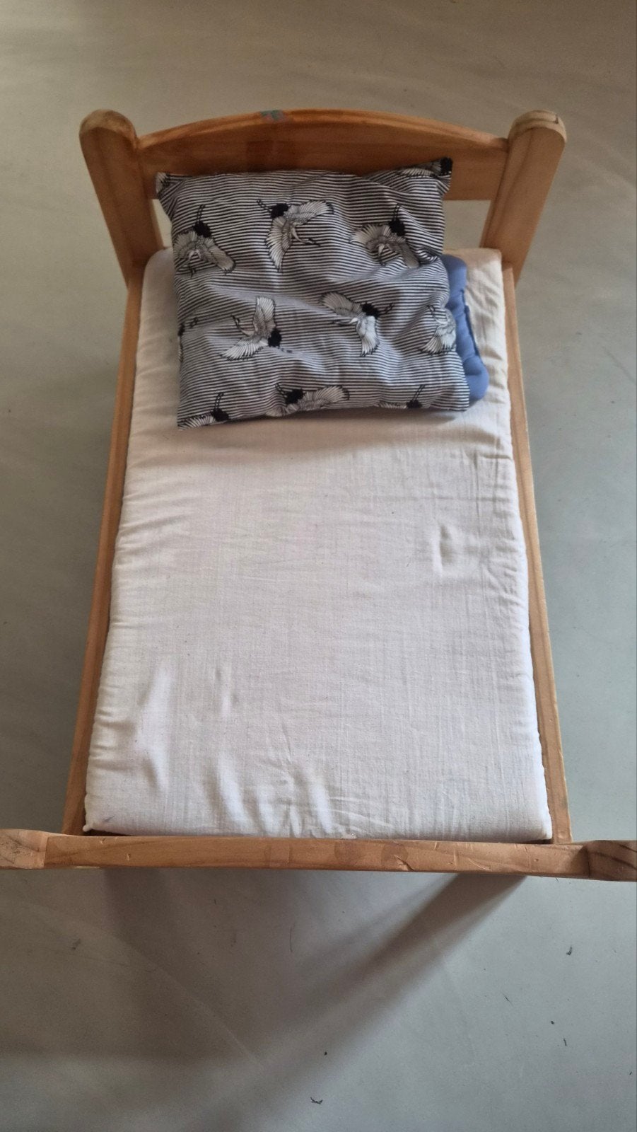 Houten poppenbedje met matras en kussen, Ophalen, Gebruikt, Poppenhuis