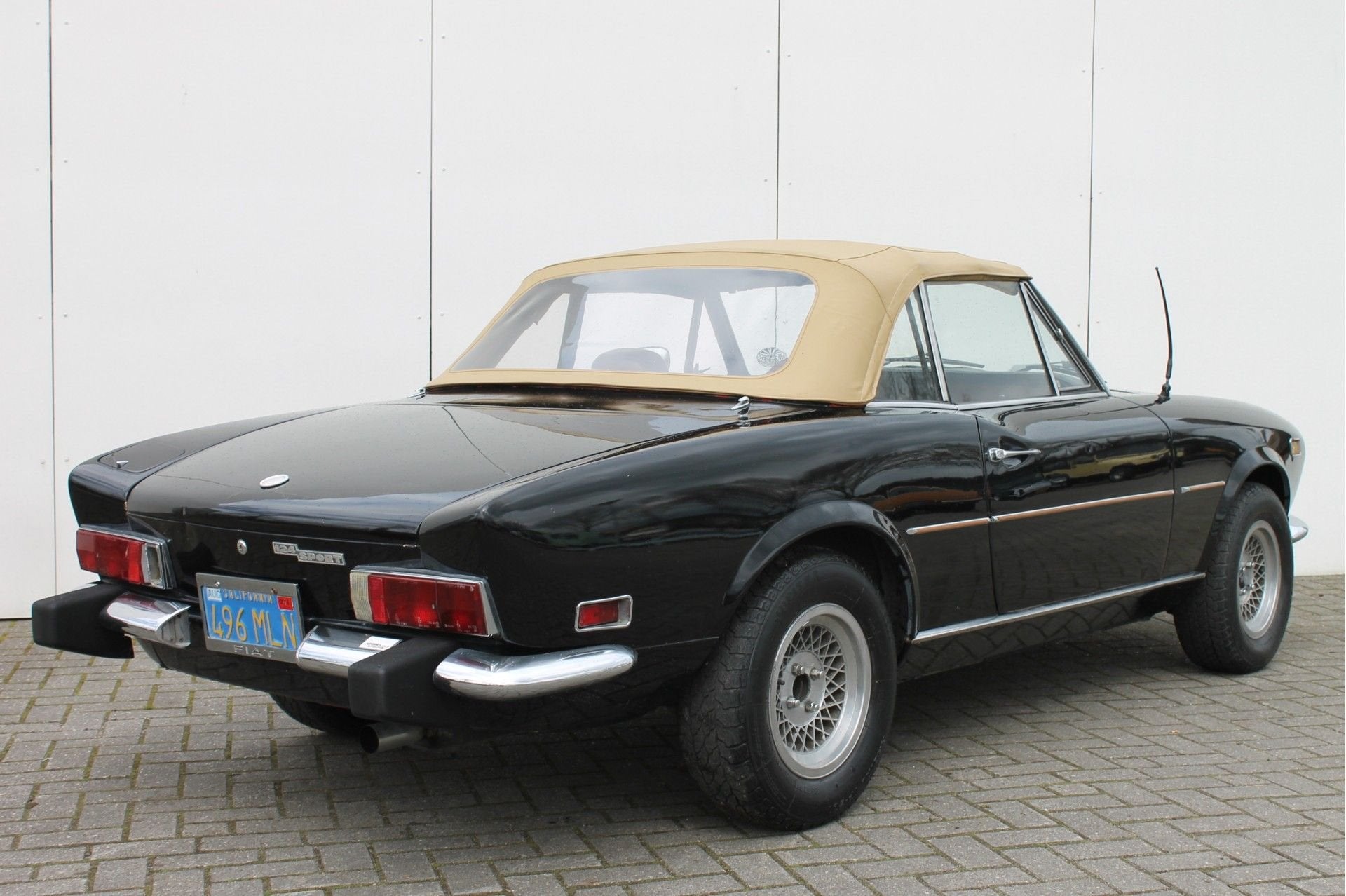 Fiat 124 Spider (bj 1974), 118 pk, 4 cilinders, Cabriolet, Zwart