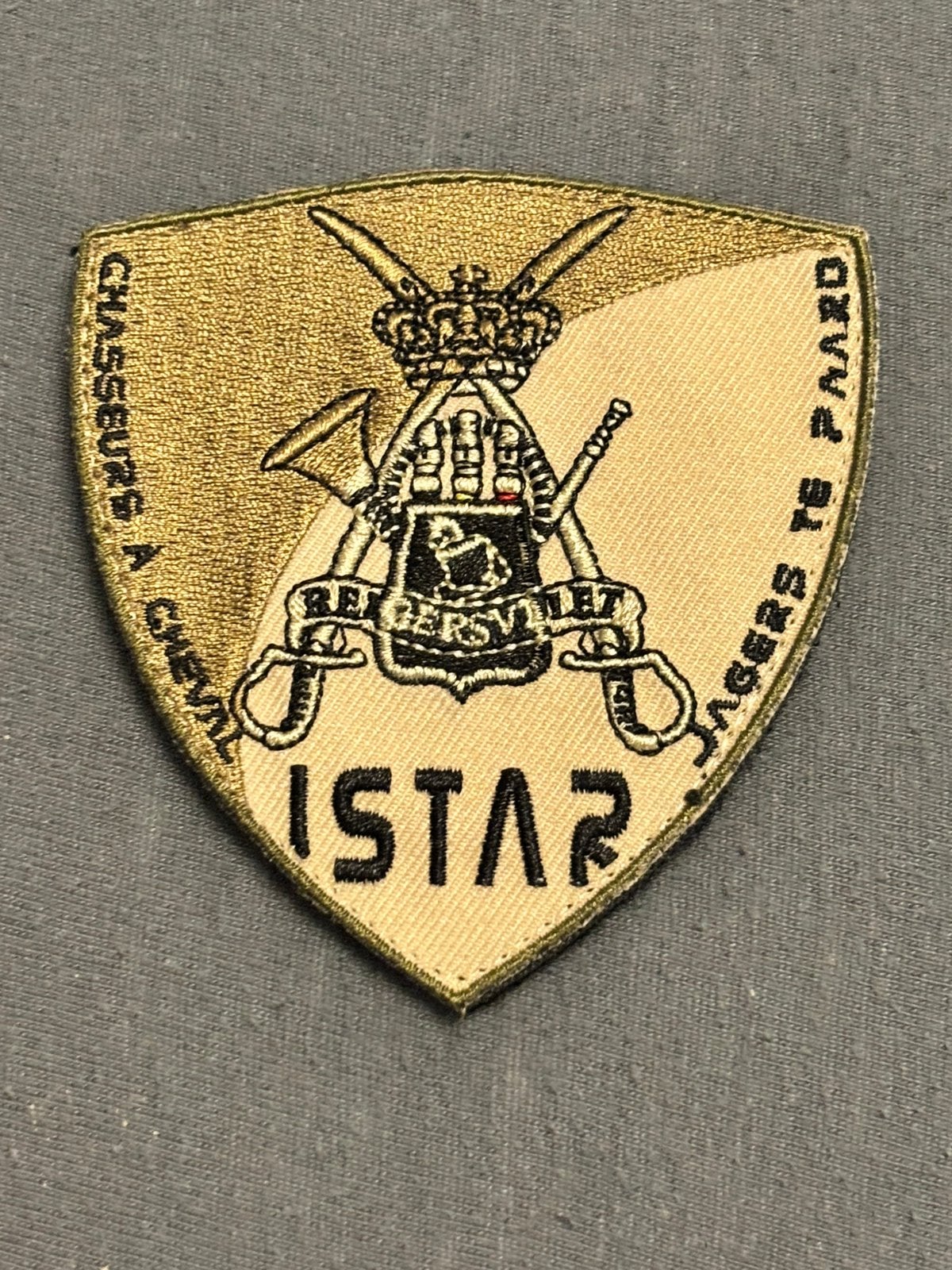 ISTAR embleem Belgisch leger, Verzamelen, Verzenden, Landmacht, Overige gebieden, Embleem of Badge