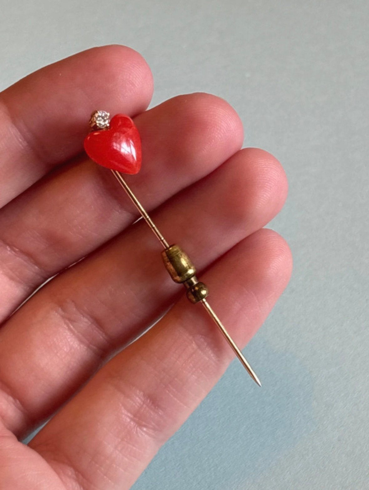 14 karaat gouden reversspeld met bloedkoraal en diamant, Verzenden, Zo goed als nieuw, Speldje of Pin