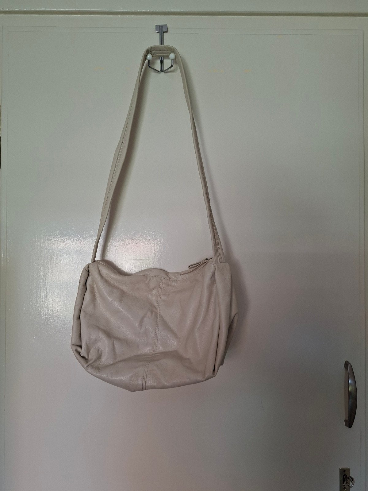 Zara schoudertasje in gebroken wit (roomkleur), Ophalen of Verzenden, Gebruikt, Beige, Schoudertasje