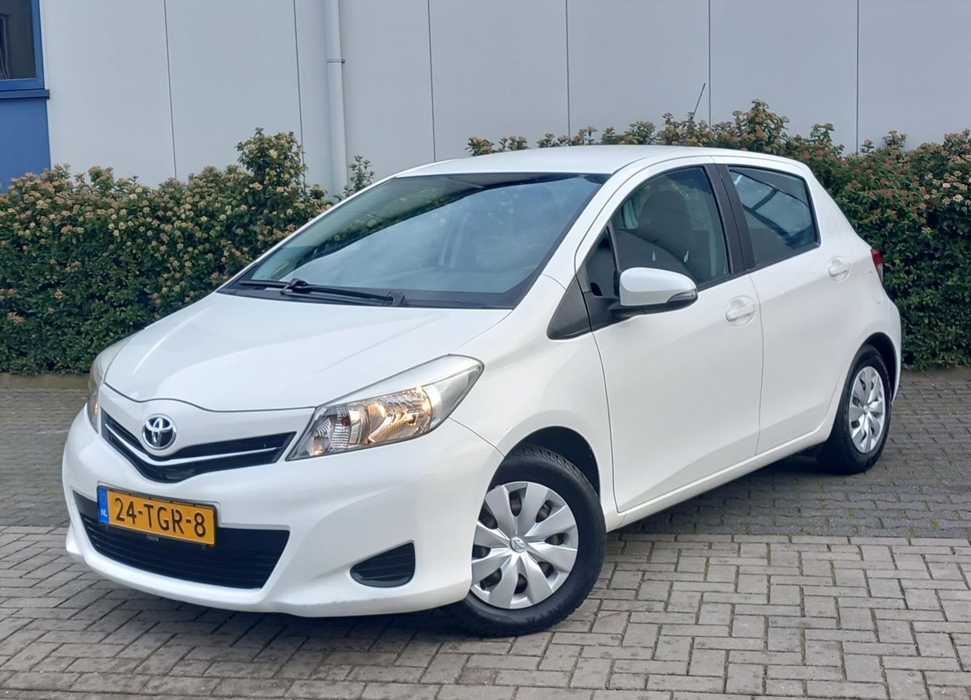 TOYOTA Yaris 1.0 12v VVT-i 69pk 5D Aspiration Navigatie, Auto's, Euro 5, Wit, Origineel Nederlands, Bedrijf