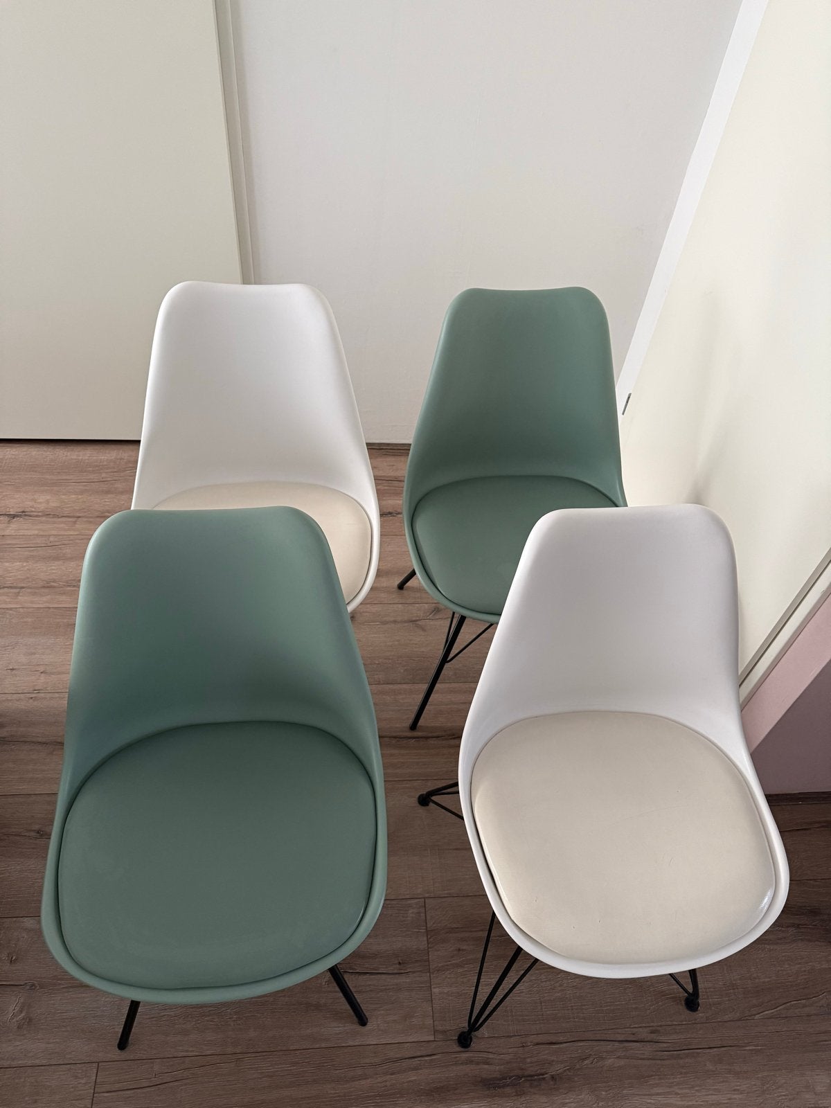 Set van 4 kuipstoelen met zachte zitting - Wit en Groen, Huis en Inrichting, Stoelen, Gebruikt, Vier, Kunststof, Overige kleuren