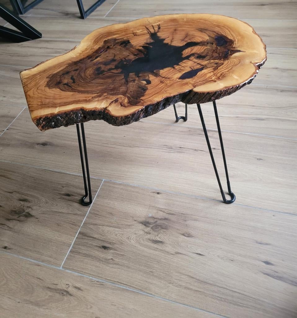 Uniek bijzettafeltje van olijfhout met epoxy, Ophalen, Minder dan 45 cm, Minder dan 55 cm, Nieuw