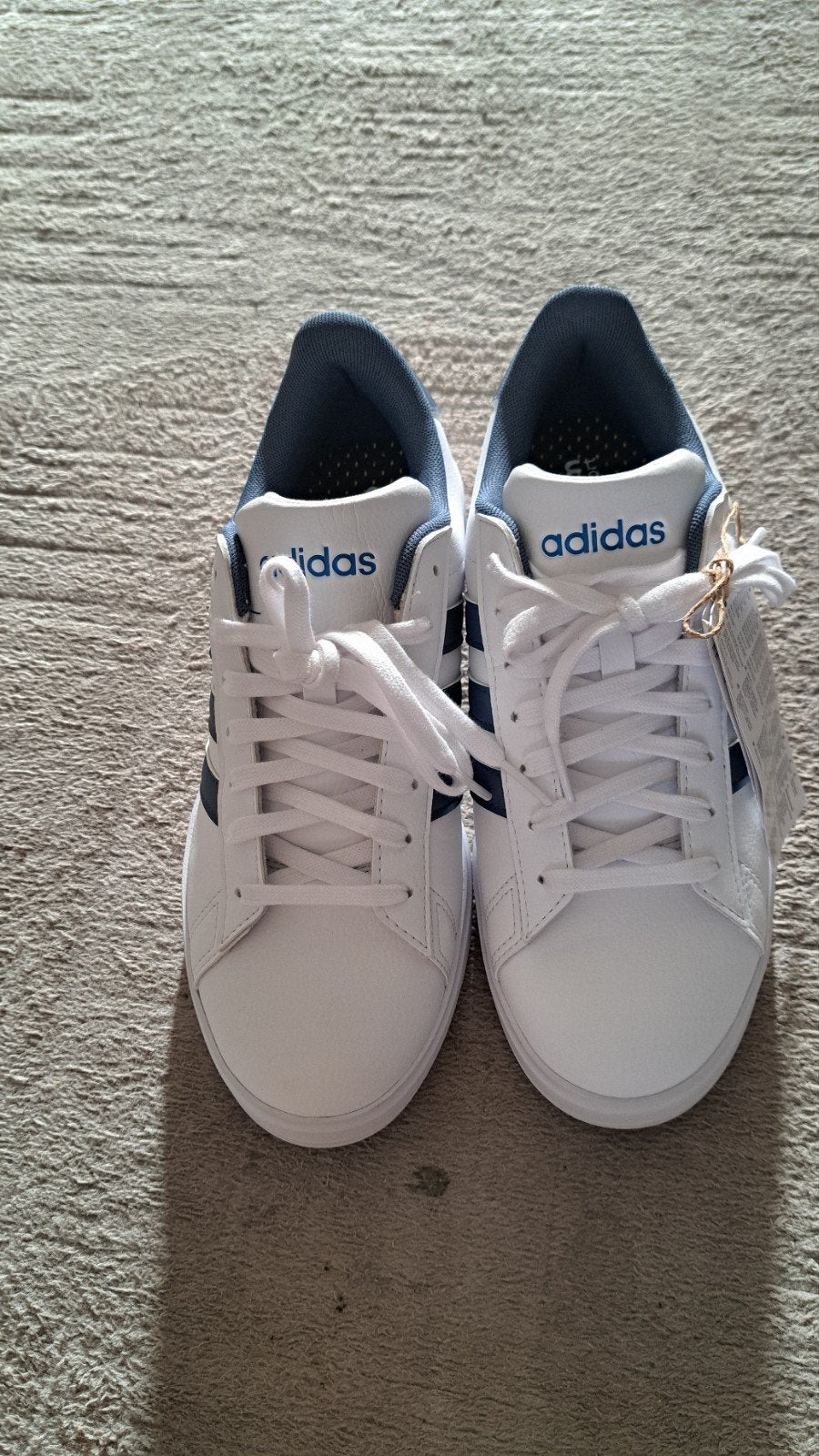 Adidas sneakers wit met blauwe accenten, Adidas, Wit, Nieuw, Ophalen of Verzenden