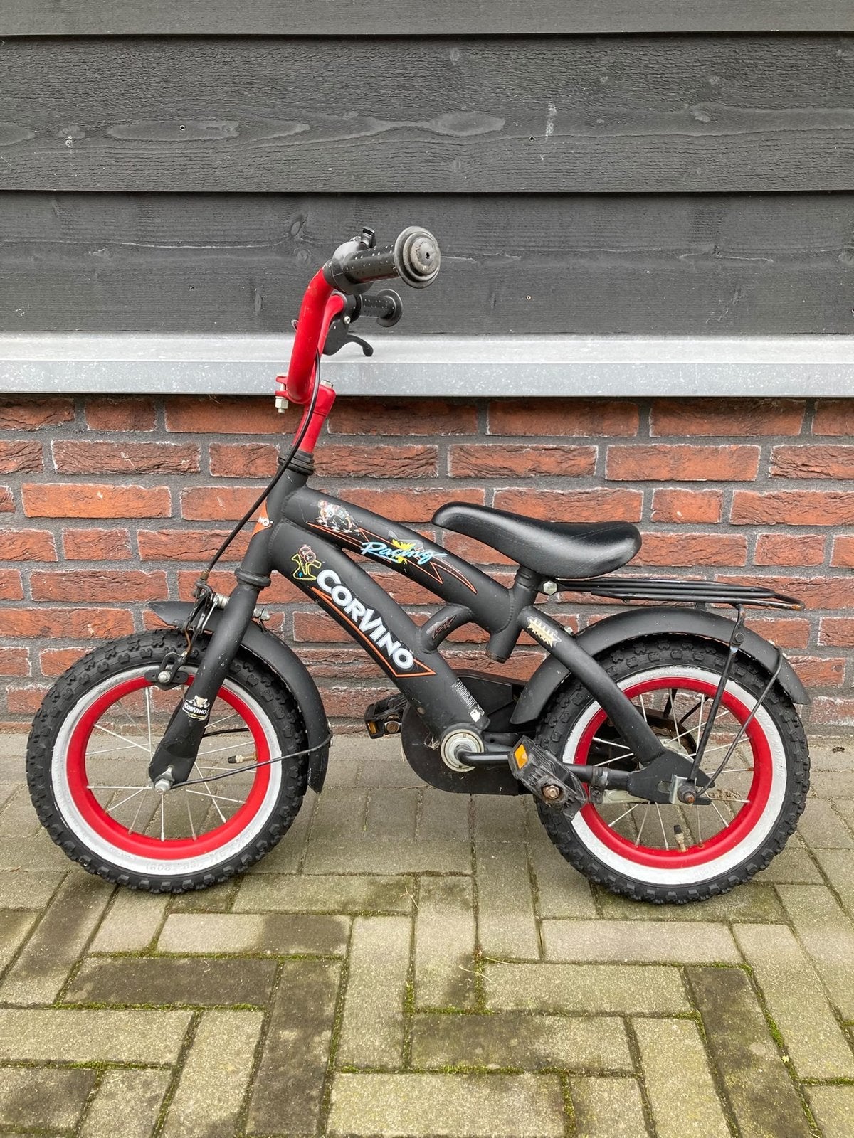 Corvino kinderfiets 12 inch - Zwart/Rood, Fietsen en Brommers, Ophalen, Gebruikt, Velgrem, Minder dan 16 inch