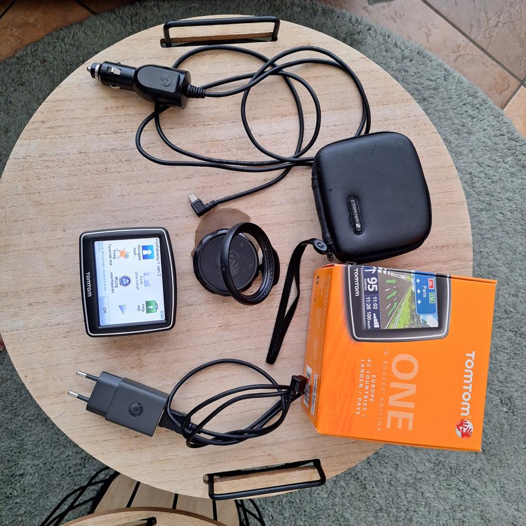 TomTom One Navigatiesysteem Compleet met Accessoires, Auto diversen, Autonavigatie, Ophalen of Verzenden