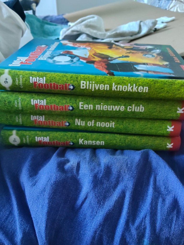 Total football, Alan gibbons, Ophalen of Verzenden, Zo goed als nieuw, Fictie