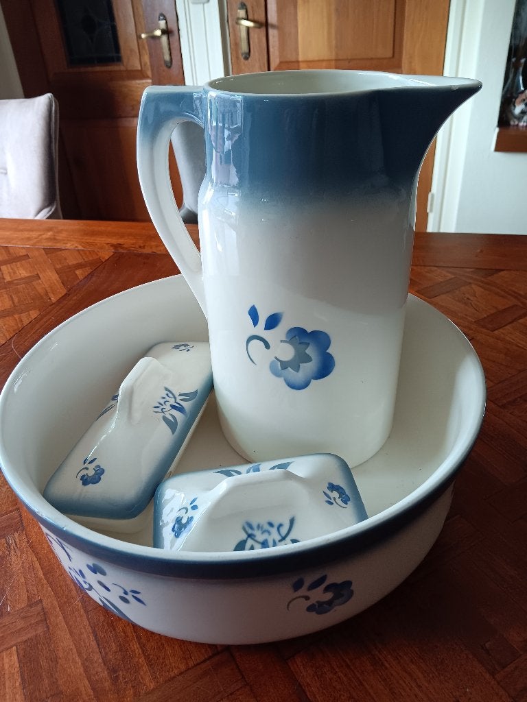 Mooi oud compleet lampetstel, kom, kan, zeep en kammenbakje, Ophalen