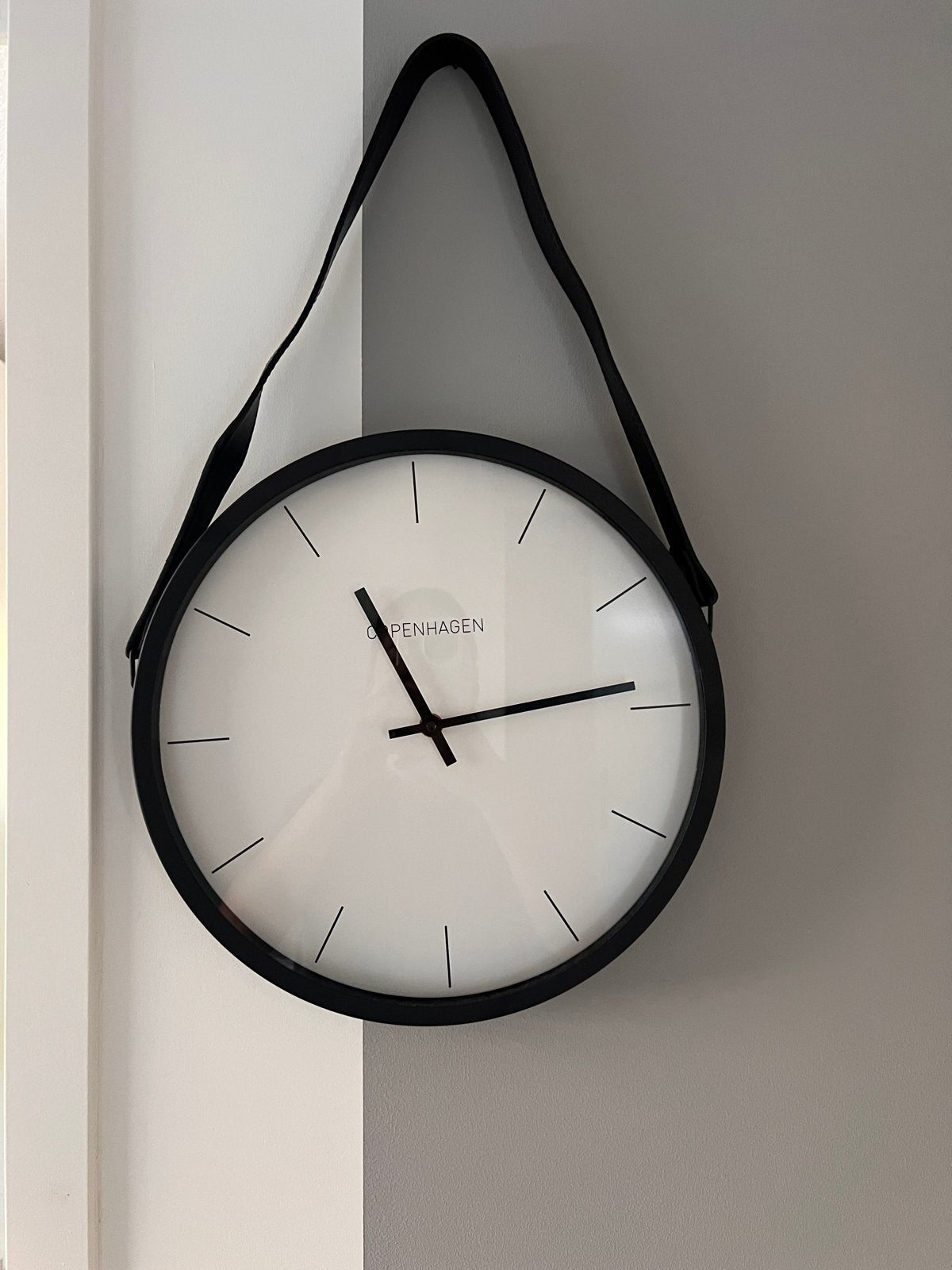 Stijlvolle wandklok met leren riem, 40cm diameter, Analoog, Werkt op batterijen, Ophalen of Verzenden, Overige merken